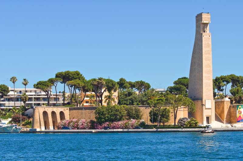 Das italienische Seemannsdenkmal im Hafen von Brindisi