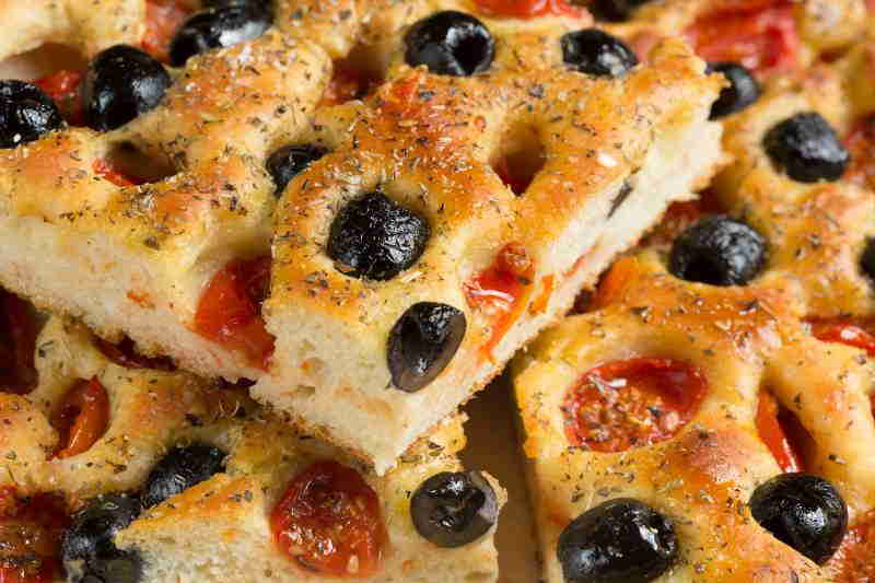 Focaccia Barese mit Tomaten und Oliven