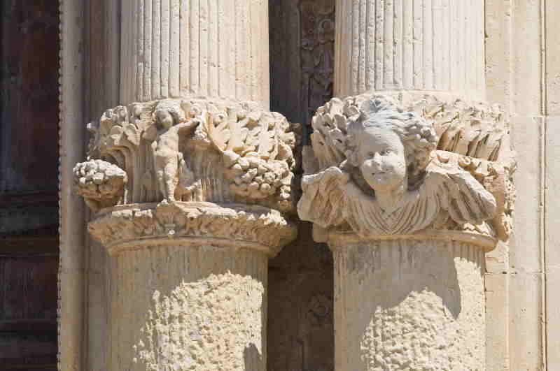 Detail der Galatina-Säulen Eingang einer Kirche