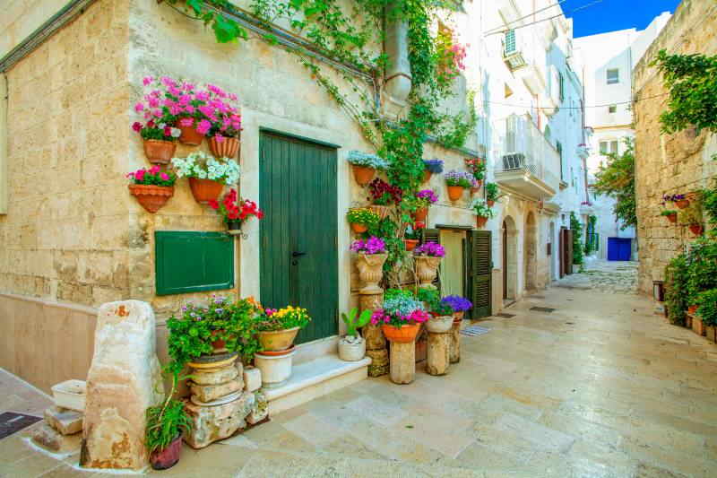 typisches Haus mit Blumen in der Altstadt von Monopoli