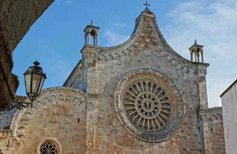 Fassade und Rosette des Doms in der Altstadt von Ostuni