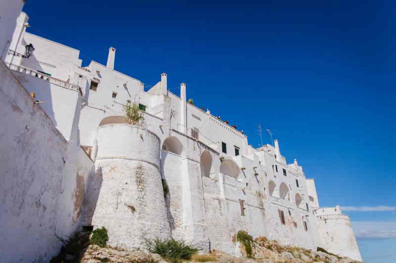weiß getünchte Verteidigungsmauern und Festungsstruktur der Altstadt von Ostuni