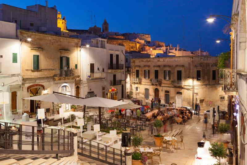 Nachtleben auf einem Platz in der Altstadt von Ostuni