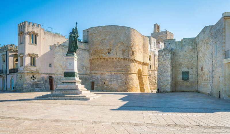 Wehrturm der Burg von Otranto und Statue der Martiri di Otranto