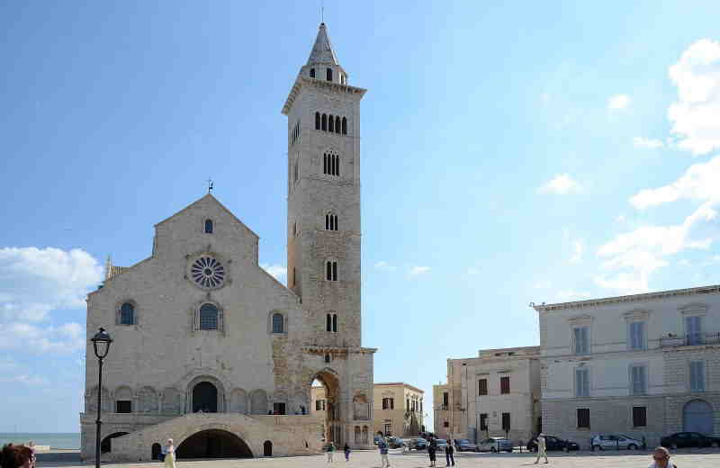 Apulische romanische Fassade des Doms von Trani und Glockenturm