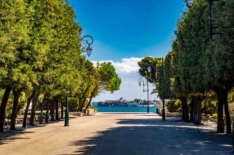 Villa Comunale und Meerblick in Trani
